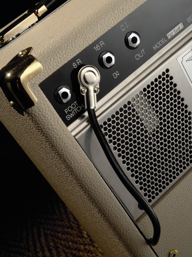 blank You can connect external speakers and utilise a DI recording output on the rear panel.